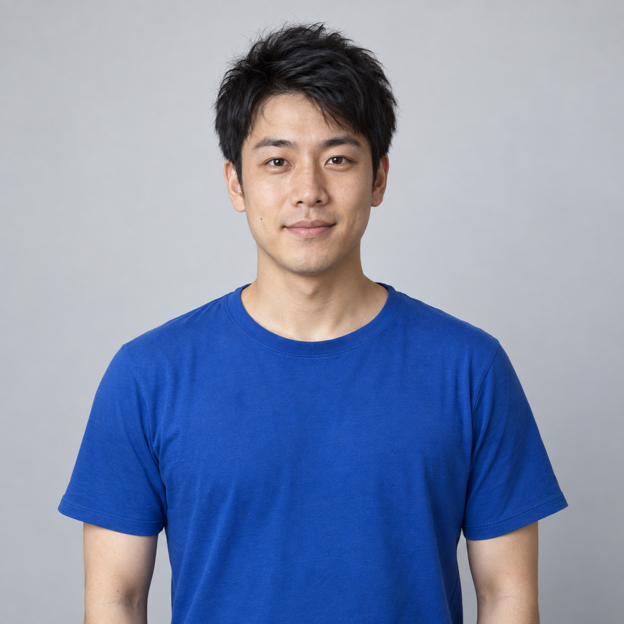 AI 生成的虚构成年男士人像，穿蓝色 T 恤